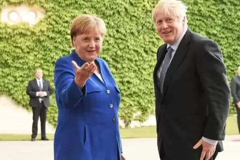 Bundeskanzlerin Angela Merkel begrüßte Boris Johnson am Mittwoch Abend vor dem Bundeskanzleramt. Foto: dpa