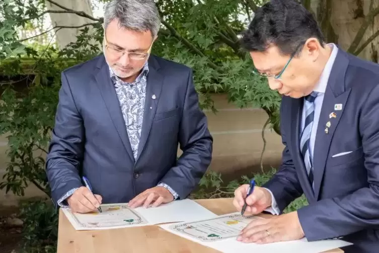 Festlich: Stephan Brohl und Bürgermeister Hironubo Narisawa unterzeichnen eine Gartenpartnerschaft zwischen dem Japanischen Gart