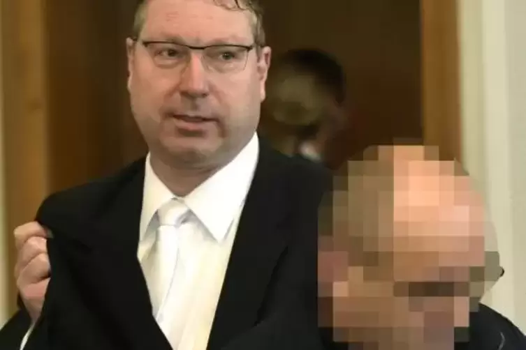 Fordert Freispruch: Carsten Tews mit seinem Mandanten.  Foto: BOLTE