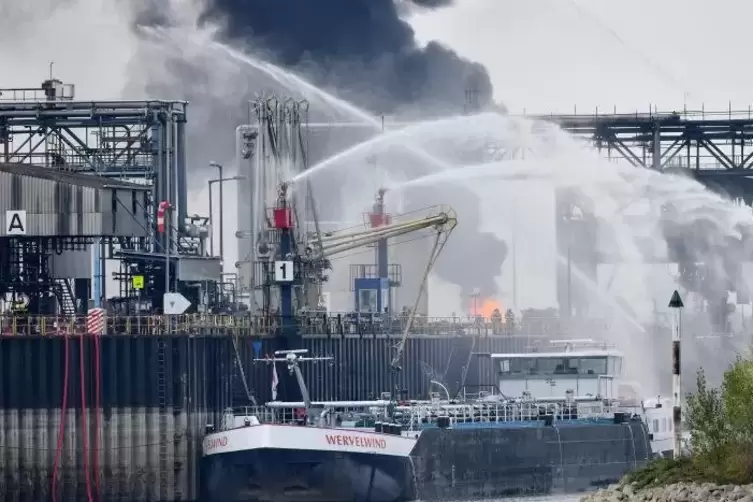 Nach dem Explosionsunglück: Löscharbeiten am BASF-Nordhafen im Oktober 2016.  Foto: dpa