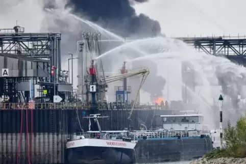 Nach dem Explosionsunglück: Löscharbeiten am BASF-Nordhafen im Oktober 2016.  Foto: dpa