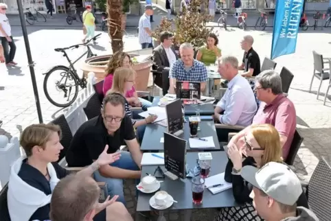 RHEINPFALZ-Sommerredaktion: Es gab viel zu diskutieren.  Foto: Lenz