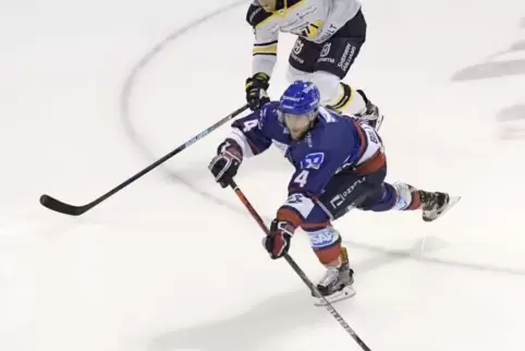 Guter Passgeber: der neue Adler-Verteidiger Chad Billins.  Foto: KUNZ