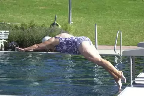 Lisel Heise beim Sprung ins Wasser im Alter von 80 Jahren.  Archivfoto: Stepan