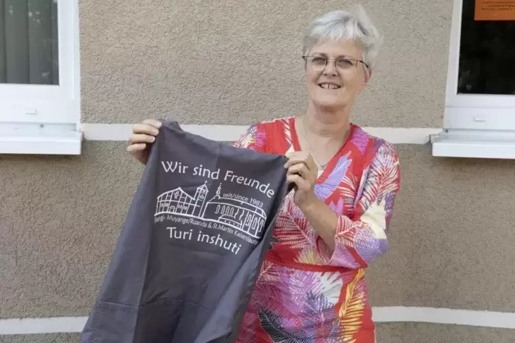Freut sich auf die Gäste: Dorothea Fuchs, hier mit einem T-Shirt mit der Aufschrift „Wir sind Freunde“. Foto: VIEW