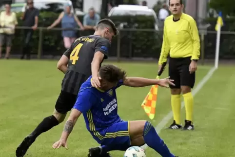 Benjamin Montino (blaues trikot) und der SC wollen sich im Heimspiel am Freitag voll reinknien. Foto: BOLTE