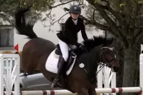 Charlotte Stuppi vom RSV Käshofen, 2018 Landesmeisterin mit dem Pony, startet mit Großpferd Asterix in der Children-Klasse.  Fot