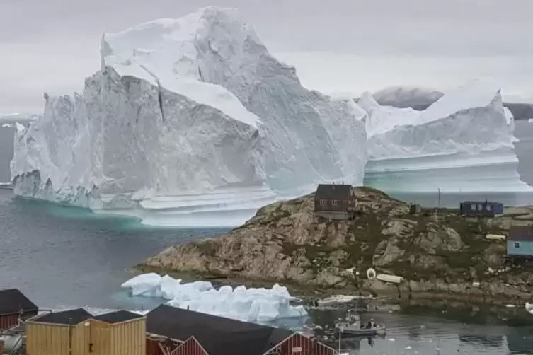 Ein Eisberg liegt vor der grönländischen Küste Foto: dpa