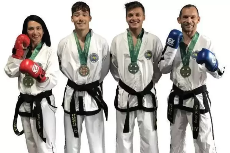 Die erfolgreichen Taekwondo-Kämpfer (von links): Sarah Herzog (Gold), Sebastian Sanchez (Bronze), Luca Kallmayer (Silber) und Ki