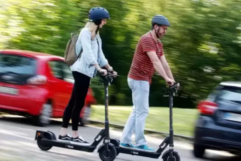 Mit E-Tretrollern werde der Verkehr ein Stück weit komplexer, sagt Diethard Ochs. Er selbst sitzt lieber beim Fahren.  Foto: Rol