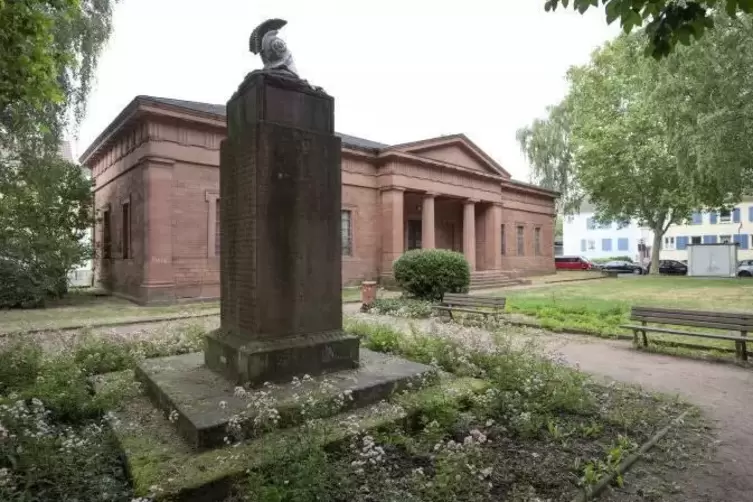 Der Franzosenstein. Das Denkmal müsse vor dem Verfall bewahrt werden, sagt Karin Kolb.  Foto: VIEW