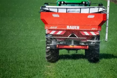  Foto: dpaFehlt der Regen, kann Nitrat das Grundwasser stärker belasten. 