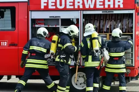 So stellt man sich die Feuerwehrarbeit vor. In Wirklichkeit ist aber viel Papierkram zu erledigen.  Foto: Martin Schutt/dpa