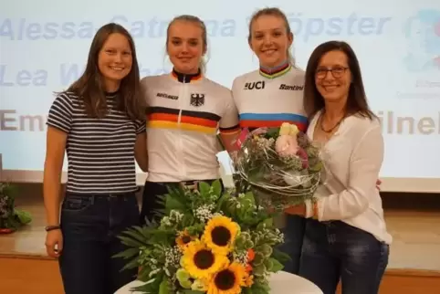 Mädelspower: Lea Waldhoff, Katharina Albers und Alessa-Catriona Pröpster mit der unermüdlichen Physiotherapeutin Alexandra Welte