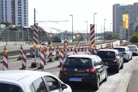 Die Absperrung steht, die aus Mannheim kommenden Autos stauen sich. Foto: KUNZ