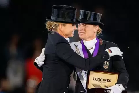 Deutscher Doppelsieg bei EM in Rotterdam: Dorothee Schneider (links) und Isabell Werth.  Foto: dpa