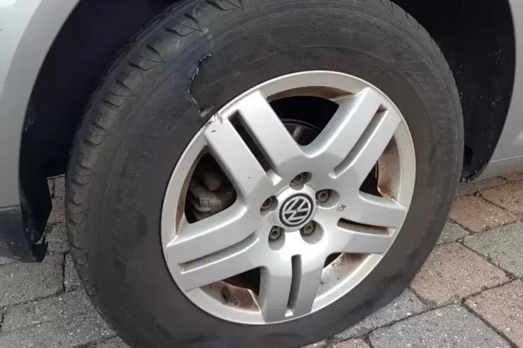 Gleich alle vier Reifen zerstochen wurden an einem Auto in Grünstadt. Symbolfoto: Hartschuh