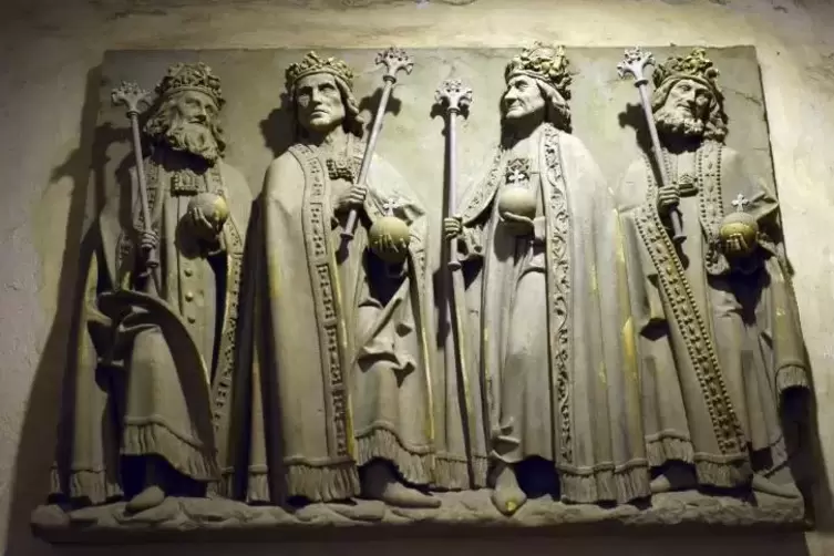 Vier deutsche Könige auf einem Steinrelief im Speyerer Dom: (von links) Philipp von Schwaben, Rudolf von Habsburg, Adolf von Nas