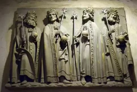 Vier deutsche Könige auf einem Steinrelief im Speyerer Dom: (von links) Philipp von Schwaben, Rudolf von Habsburg, Adolf von Nas