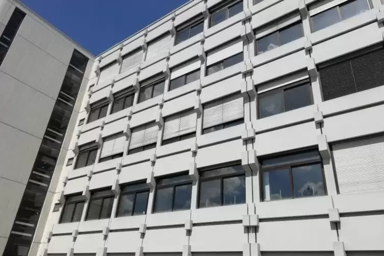 Die Sonne scheint auf das Schulgeb&auml;ude, aber viele Jalousien sind defekt. Foto: evo