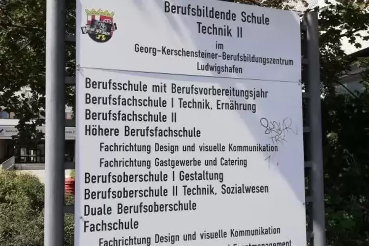 Ein riesiges System: Die BBS Technik II ist nur eine von drei Schulen im Zentrum. Foto: evo