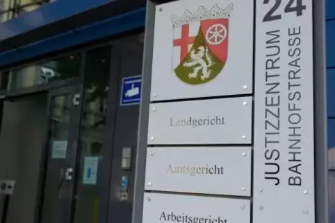 Wegen Rechtsbeugung muss sich ein Richter des Amtsgerichtes Kaiserslautern verantworten.  Foto: dpa