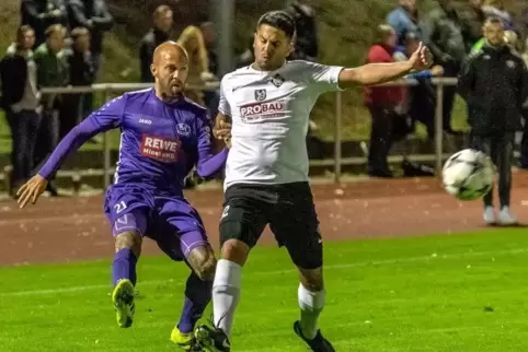 Hat noch Trainingsrückstand: Speyers Neuzugang Nauwid Amiri (rechts, im Trikot von Arminia Ludwigshafen). Archivfoto: van