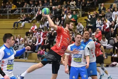 TSR-Spielertrainer Moritz Baumgart (beim Wurf) beklagt einige Testspiel-Absagen. Foto: Buchholz