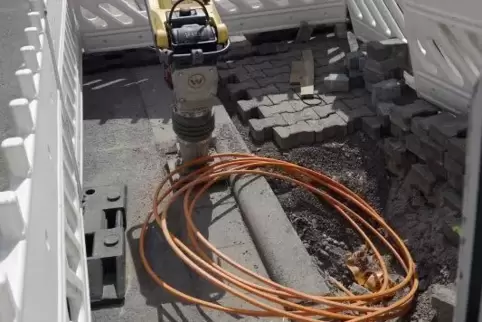 Blick auf eine der vielen kleinen Baustellen in Beindersheim. Das Dorf wird gerade mit Glasfaserkabeln bestückt. Foto: BOLTE
