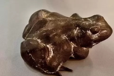 Frosch in Bronze: eine Arbeit von Heide Dobberkau.  Foto: Lenz
