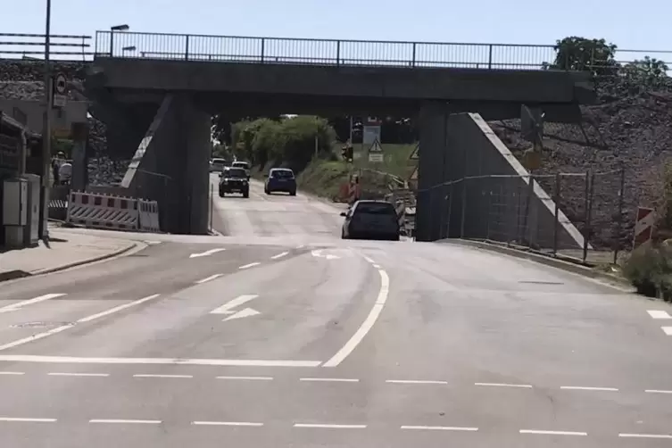 Einfahrt in die Senke unter der neuen Eisenbahnbrücke in Asselheim: Wegen der Durchfahrtshöhe wurde die Straße dort tiefer geleg