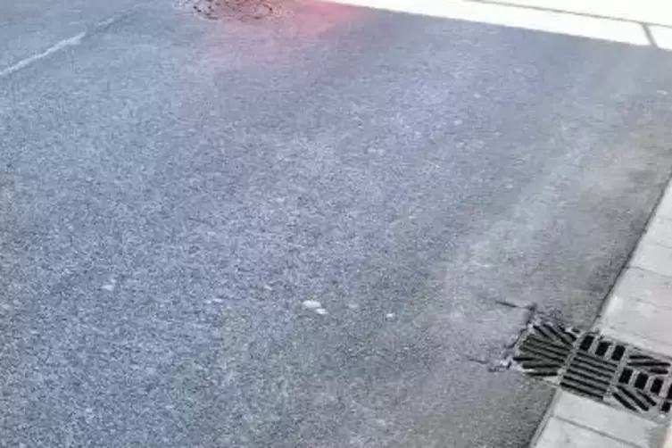 Reichen die beiden Gullys auch bei Starkregen aus, um das auf der Gef&auml;llstrecke anfallende Wasser aufzunehmen? Foto: lor