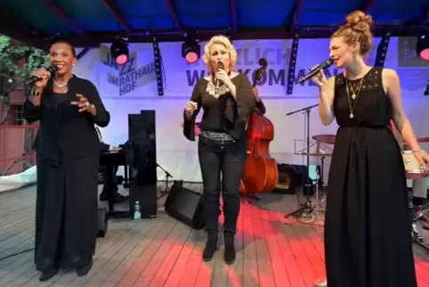 Speyer swingt: Janice Dixon, Nicole Metzger und Julia Nagele beim ersten „Jazz im Rathaushof“. Foto: Lenz
