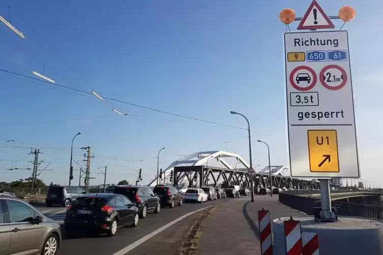 Stau auf der Mannheimer Seite der Konrad-Adenauer-Brücke. Foto: ier