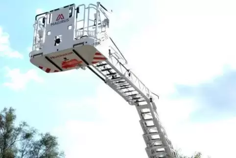 Die neue Drehleiter der Feuerwehr der VG Waldfischbach-Burgalben ist beim Tag der offenen Tür der Feuerwehr zu sehen. Foto: Daum