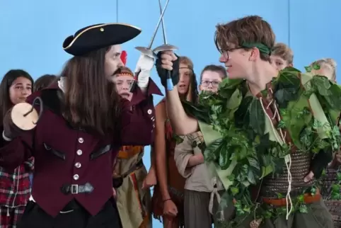 Kampfszene zwischen Kapitän Hook (Daniel Giel) und Peter Pan (Jonathan Skorpil). Foto: Mehn