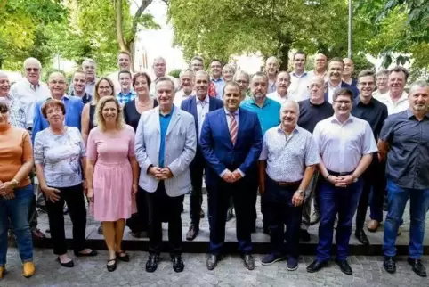 Der neu gewählte Verbandsgemeinderat Rheinauen mit Bürgermeister Patrick Fassott (Mitte). Foto: Lenz