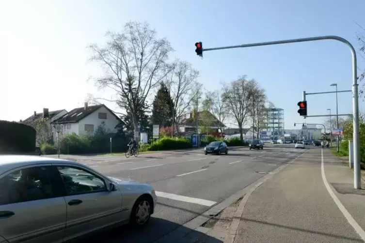 Hat sich laut Ordnungsamtschef Thomas Zander bewährt: Vorampel Waldseer Straße. Dort gebe es kein erhöhtes Risiko mehr. Foto: Le