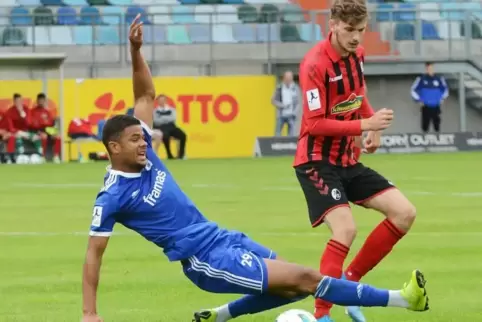 Für Luis Kiefer (in Blau) dürfte die Saison nach seinem im Spiel gegen den SC Freiburg II erlittenen Kreuzbandriss fast gelaufen