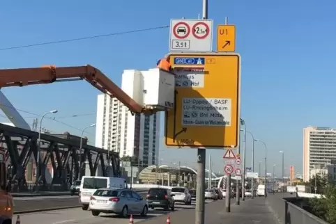 Am Freitag: zähfließender Verkehr aus Fahrtrichtung Mannheim auf der Konrad-Adenauer-Brücke. Foto: cju