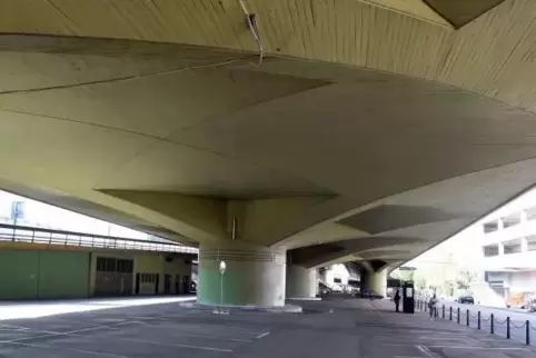 Der gesperrte Streckenabschnitt: die aufgeständerte sogenannte „Pilzhochstraße“. Foto: KUNZ