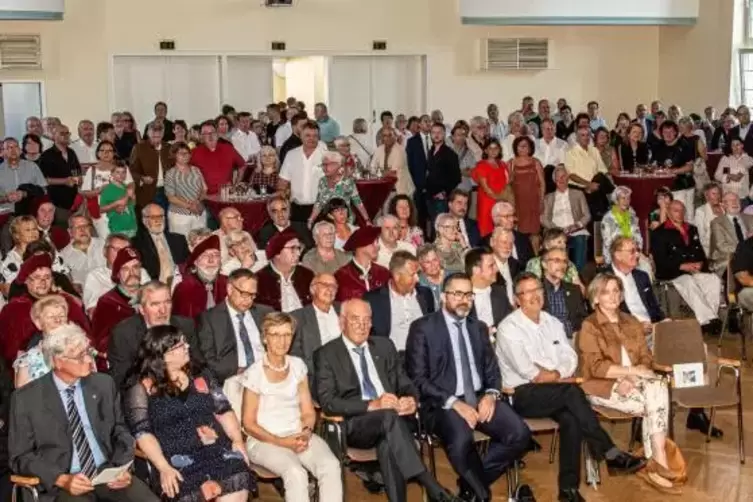 Ein volles Haus gab es bei der Feierstunde zu Ehren des Altb&uuml;rgermeisters .  Foto: Dell