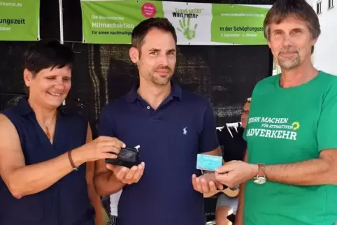 Waltraud Blarr und Rainer Grun-Marquardt übergeben an Marcel Schwill Schlüssel und Car-Sharing-Ausweis. Foto: Mehn