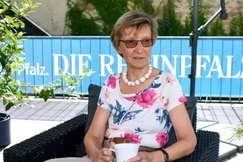 Brigitte Mannert beim Gespräch auf der RHEINPFALZ-Terrasse.  Foto: Stepan