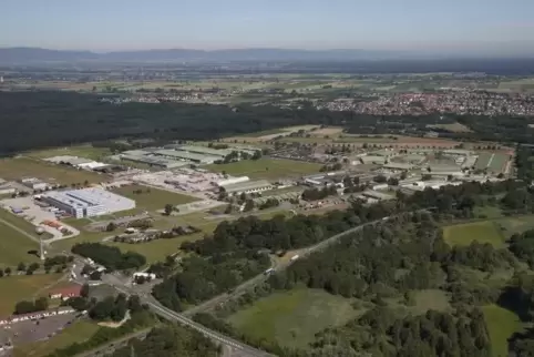 Das Tor 1 (im Bild links unten) des US-Depots. Auf einem Gelände links daneben soll die Abfallsammelstelle gebaut werden. Hier s
