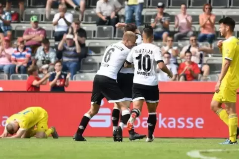 Die Aalener bejubeln das 2:0 in der Nachspielzeit, die Pirmasenser Manuel Grünnagel (links) und Jonas Jung sind schwer enttäusch