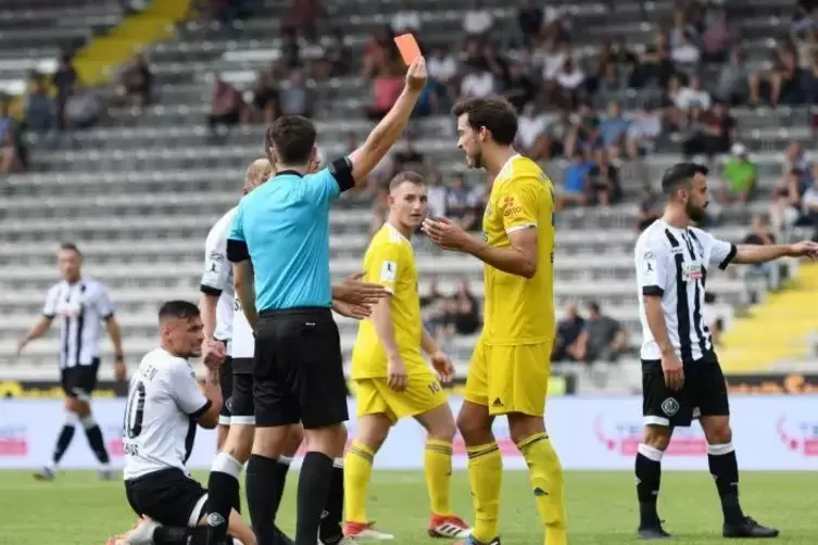FKP-Sechser David Becker, vergangene Saison schon der &bdquo;Gelbe-Karten-K&ouml;nig&ldquo; der Regionalliga, sieht Gelb-Rot.  Foto: Imago-Images