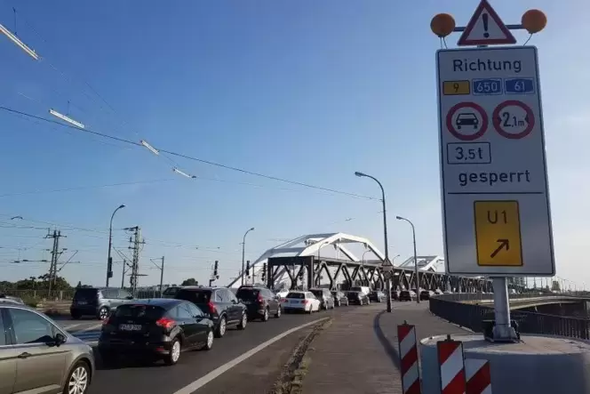 Staus auf der Adenauer-Brücke. Eine Folge der Umleitungen Foto: ier