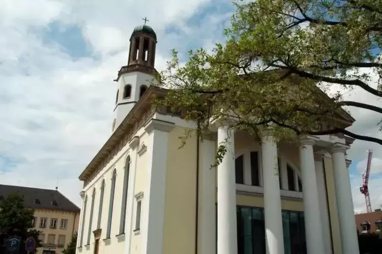 Ist die Gemeinde der Zwölf-Apostel-Kirche bald Teil eines großen Kirchenbezirks? Die Frankenthaler Protestanten sind von dem Kon