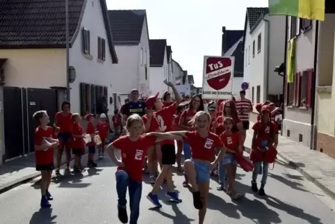 Bei heißen Temperaturen zeigten auch die Garde und Schautänzer des TuS Flomersheim ihr Können.  Foto: BOLTE